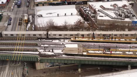 Eine-Profilansicht-Eine-U-Bahn,-Die-An-Einem-Verschneiten-Tag-Den-Bahnhof-Verlässt