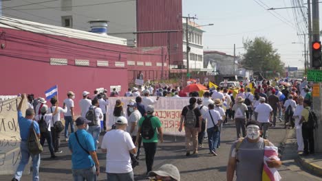 Multitudes-Marchan-En-La-Ciudad-Para-Protestar-Contra-Las-Políticas-Del-Actual-Presidente-Nayib-Bukele---Cámara-Lenta