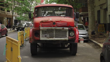 Cardán-Caminando-Hacia-El-Viejo-Camión-Oxidado-Estacionado