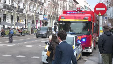 Los-Residentes-Miran-Con-Curiosidad-Una-Zona-Acordonada-Por-La-Policía-Y-Los-Equipos-De-Emergencias-Médicas-Que-Realizan-Un-Simulacro-De-Evacuación-En-Madrid,-España.