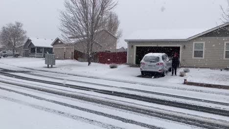 Ein-Mann-Reinigt-Sein-Auto-Vom-Schnee,-Bevor-Er-Sich-Auf-Eine-Fahrt-Durch-Diesen-Schneesturm-In-Colorado-Begibt