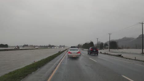 Imágenes-De-Dashcam-De-Vehículos-Que-Viajan-Con-Cautela-Por-Las-Carreteras-Mojadas-De-La-Autopista-1,-Las-Fuertes-Lluvias-Han-Inundado-Y-Sumergido-Las-áreas-Bajas-Del-Valle-De-Fraser-En-Abbotsford,-Columbia-Británica,-Canadá