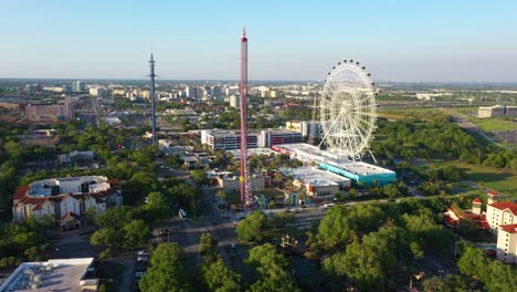 4K-Filmdrohnenschwenk-über-Die-Aufregenden-Fahrgeschäfte-Im-Icon-Park,-Einschließlich-Freifall,-Steinschleuder,-Sternenflieger-Und-Riesenrad-Auf-Dem-I-Drive