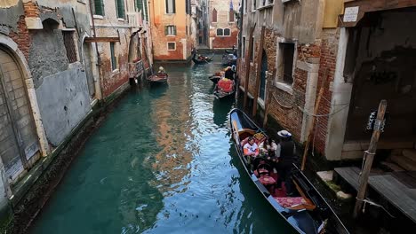 Las-Niñas-Se-Preparan-Para-Bajarse-De-La-Góndola-Con-La-Ayuda-De-Un-Gondolero,-Venecia-En-Italia