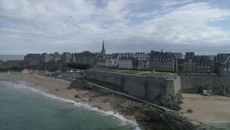 Tomas-Aereas-De-Saint-malo,-La-Playa,-La-Ciudad,-El-Mar-Y-La-Muralla-De-Saint-malo