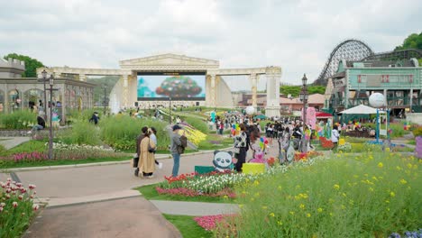 Las-Personas-Que-Usan-Máscaras-Faciales-Disfrutan-De-Los-Jardines-Y-Paseos-En-El-Parque-De-Atracciones-Everland-En-Yongin,-Corea-Del-Sur