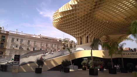 Slow-motion-tilt-up-towards-Metropol-Parasol-structure-in-Seville,-Spain