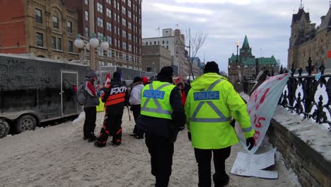 Oficiales-De-Policía-Caminando-Listos-Para-Asegurar-El-Convoy-De-La-Libertad-En-Ontario-El-30-De-Enero-De-2022