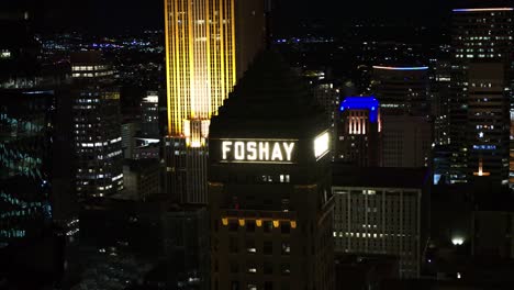 Antena-Cinematográfica,-Torre-Foshay-En-El-Horizonte-Del-Centro-De-Minneapolis-Por-La-Noche