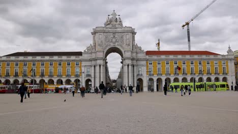 Vista-En-Cámara-Lenta-De-La-Plaza-Del-Comercio-En-Lisboa,-Portugal,-Llena-De-Turistas-Que-Visitan-La-Ciudad-Del-Capitolio,-Monumentos-Históricos-Y-Edificios