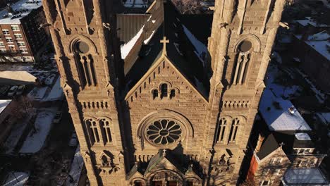 Inclinación-Aérea-Hacia-Arriba-Y-Revelar-La-Catedral-De-La-Magdalena-En-El-Centro-De-Salt-Lake-City,-Utah