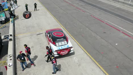 Equipo-De-Carreras-Trabajando-En-La-Parada-En-Boxes,-Competencia-De-Carreras-De-Fórmula-Uno-De-México-Nascar