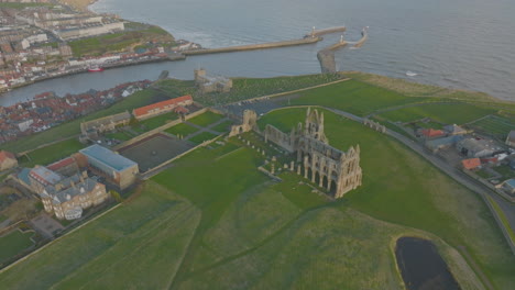 Whitby-North-York-Moors-Heritage-Coast-Überflug-Der-Abtei-In-Richtung-Kirche-Und-Landzunge-Mavic-3-Cine-Prores-Clip-4