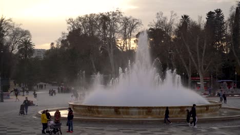 Paisaje-En-Cámara-Lenta-En-La-Plaza-De-España-En-Sevilla,-España-Durante-La-Puesta-De-Sol