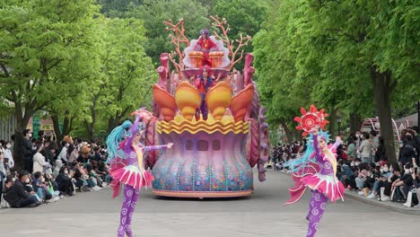 Paradetänzer-Und-Ein-Farbenfroher-Festwagen-Unterhalten-Die-Menge-Im-Vergnügungspark-Everland