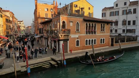 Paseo-En-Góndola-Con-Salida-De-Cannaregio,-Venecia-En-Italia