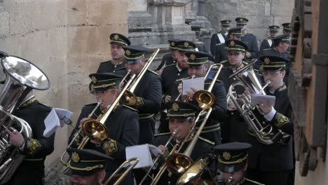 Banda-Tocando-Durante-La-Procesión-De-Semana-Santa-En-Ronda,-España