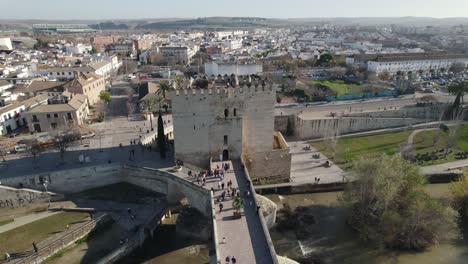 Círculo-Aéreo-Vista-De-Muñeca-Alrededor-De-La-Torre-De-Calahorra-En-Córdoba,-España