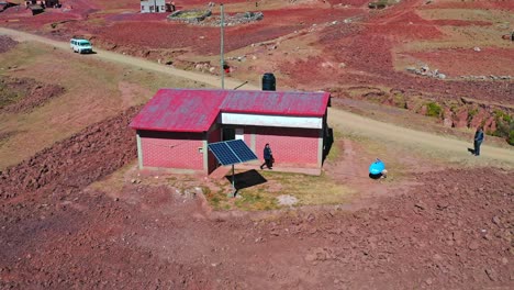 Toma-De-Drones-De-Un-Panel-De-Energía-Solar-Individual-En-Una-Finca-Rural-En-Las-Montañas-Bolivianas-De-Andres