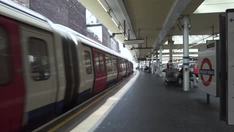 Am-12.-Mai-2022-Traf-Ich-Den-Linienzug-Am-Abfahrtsbahnsteig-Des-Bahnhofs-Finchley-Road