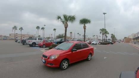 Punto-De-Vista-Mientras-Conduce-A-Través-Del-Estacionamiento-En-El-Cruce-De-Sharyland-Towne-En-Una-Tranquila-Tarde-De-Invierno