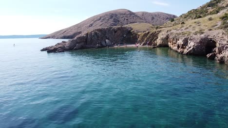 Oprna-Bucht-Auf-Der-Insel-Krk,-Kvarner,-Kroatien---Drohnenaufnahme-Von-Touristen-Beim-Kajakfahren,-Versteckten-Stränden-Und-Der-Adria