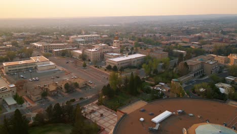 Vista-Aérea-Sobre-El-Capitolio-Del-Estado,-Hacia-El-Edificio-Del-Departamento-De-Finanzas-Y-Administración,-En-Santa-Fe,-Estados-Unidos