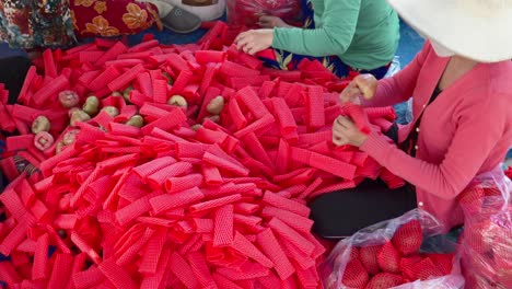 Primer-Plano-De-Un-Grupo-De-Personas-Empacando-Manzana-Rosa-En-La-Ciudad-De-Can-Tho