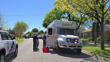 Feuerwehr-Vor-Ort-Eines-Hausbrandes---Toronto,-Kanada,-Feuerwehrmann-Bereitet-Sich-Vor