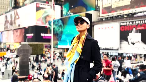 Asiatische-Frau-Schaut-Sich-Um-Und-Genießt-Die-Vielen-Sehenswürdigkeiten-Und-Geräusche-Am-Time-Square-In-New-York-City