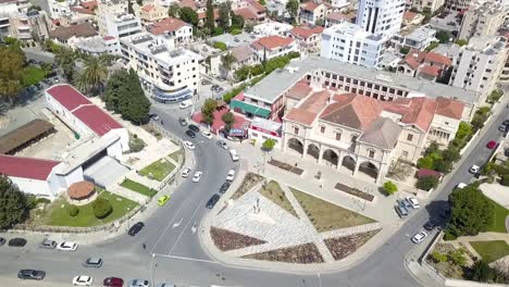 Tiro-De-órbita-Alta-De-La-Encantadora-Iglesia-De-San-José,-Ubicada-En-El-Medio-Del-Centro-De-La-Ciudad-De-Larnaca,-Chipre