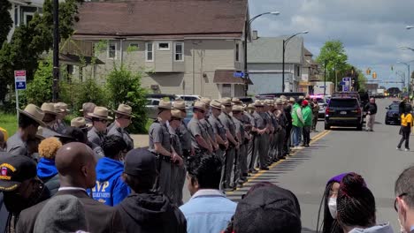 Unidad-De-Policía-En-Línea,-Con-Una-Multitud-De-Civiles-En-Búfalo-Después-Del-Tiroteo-Racial-Y-Asesinato