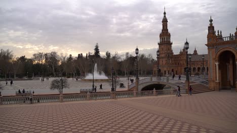 Panorámica-En-Cámara-Lenta-Sobre-La-Plaza-De-España-Con-Poca-Gente-Caminando