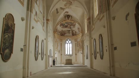 Vista-Interna-De-La-Iglesia-De-San-Giacomo-En-La-Hermosa-Isla-De-Capri---03