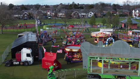 Feria-De-La-Pequeña-Ciudad-Vacaciones-De-Pascua-Paseos-En-Parque-Público-Vista-Aérea-Inclinar-Hacia-Arriba-A-La-Izquierda