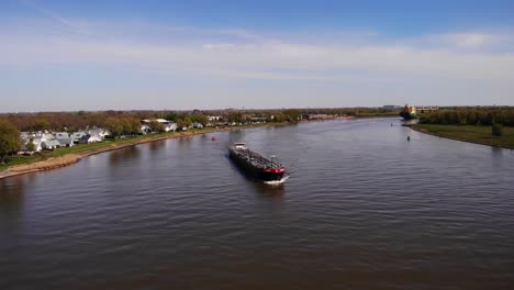 Vista-Aérea-De-Drones-De-La-Proa-Delantera-Del-Barco-Cisterna-De-Motor-Da-Vinci-Acercándose-A-Lo-Largo-De-Oude-Maas