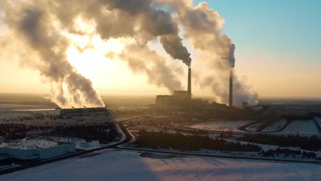 Drohnenaufnahme-Des-Sherco-Kraftwerks,-Während-Die-Sonne-Im-Hintergrund-Untergeht