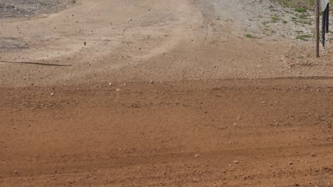 Competencia-De-Buggy-En-Una-Pista-De-Grava,-Luchando-Por-El-Primer-Lugar-Participando-En-La-Competencia