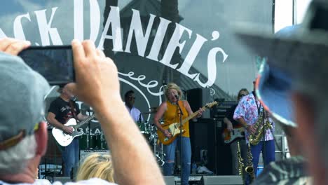 Músicos-Actuando-En-El-Escenario-De-Jack-Daniels-Durante-El-Festival-Del-Barrio-Francés-De-Nueva-Orleans