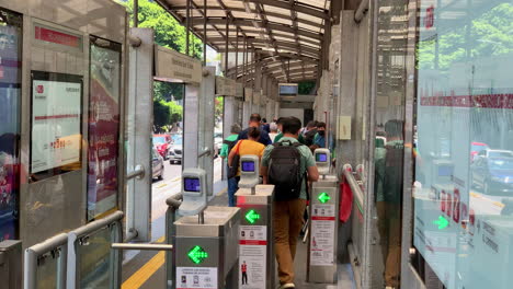 Personas-Pasando-A-Través-De-La-Barrera-Automática-De-Boletos-Para-Subir-Al-Metrobús-De-La-Ciudad-De-México