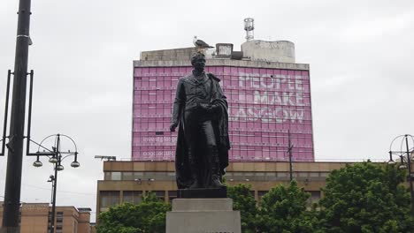 Una-Gaviota-Se-Sienta-Encima-De-La-Estatua-De-Thomas-Campbell-En-George-Square