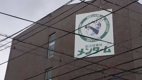 Langsamer-Schwenk-über-Die-Produktionsfabrik-Der-Omi-Bruderschaft-In-Der-Japanischen-Shinmachi-Straße