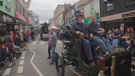 Los-Hombres-Que-Viajaban-En-Un-Guión-Curvo-Oldsmobile-Seguido-Por-Un-Antiguo-Rodillo-Compactador-De-Vapor-En-La-Calle-De-Camborne