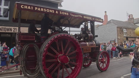 Camborne-Trevithick-Day-2022-Mit-Dampflokomotive-Auf-Der-Stadtstraße-In-Camborne,-Cornwall,-England