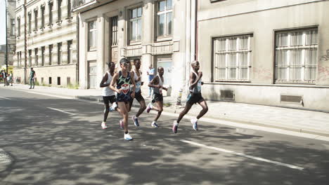 Eine-Führende-Gruppe-Von-Läufern-Des-Prag-Marathons-2022-Läuft-Durch-Die-Straßen-Von-Prag