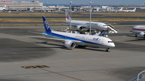 Jet-De-Larga-Distancia-De-Ana-Boeing-787-Dreamliner-Llegando-Al-Aeropuerto-De-Tokio-Haneda