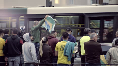 Anhänger-Des-Gewählten-Brasilianischen-Präsidenten-Jair-Messias-Bolsonaro-Feiern-Seinen-Sieg-Am-Pool-Im-Jahr-2018