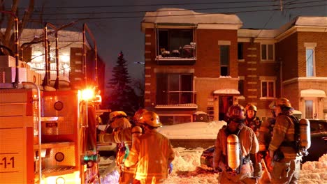 Bomberos-Canadienses-Sacan-La-Escalera-Durante-Una-Emergencia,-Montreal,-Canadá