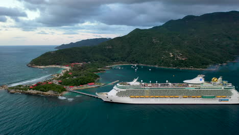 Toma-De-Un-Dron-De-Un-Crucero-Atracado-En-El-Hatai-Con-Montañas-Costeras-En-El-Fondo