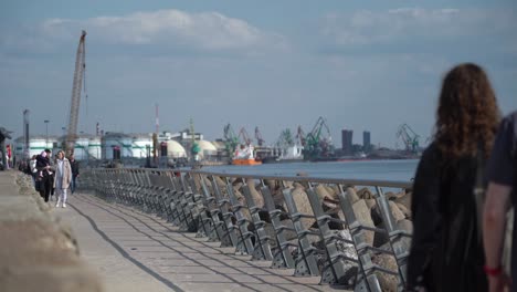 Familien-Machen-Einen-Spaziergang-Auf-Dem-Steinpier-In-Klaipeda-In-Der-Nähe-Des-Strandes-Melnrage